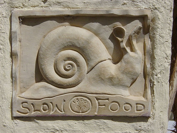 Los establecimientos adheridos a la red Slow Food muestran a menudo este logo a la entrada, que representa a un caracol