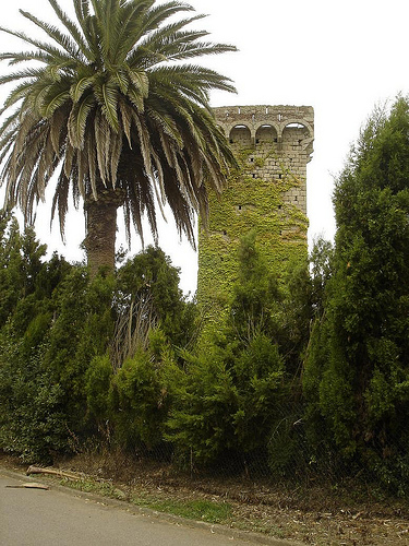 Torre Simona se encuentra rodeada de una frondosa vegetación en un terreno privado de la localidad de Mont-ras, Costa Brava