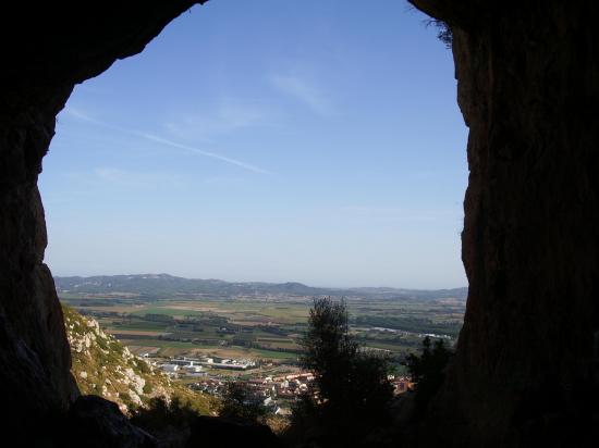 Vistas del Ampurdán sur desde el interior de la cueva Cau del Duc, en Torroella de Montgrí, Costa Brava