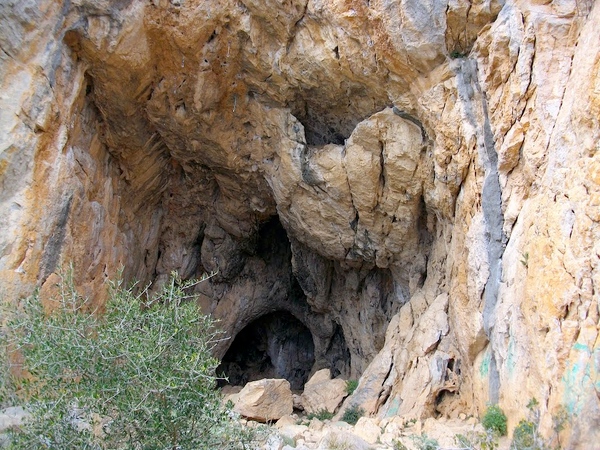 La cueva Cau del Duc, en Torroella de Montgrí, se encuentra protegida bajo una gran pared rocosa