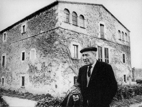 Josep Pla frente a su casa del Mas Pla, en Llofriu, a finales de los años 70