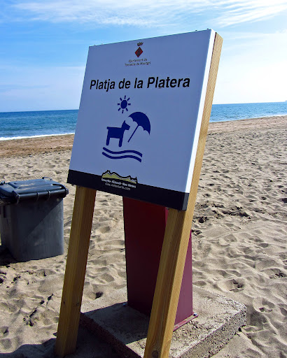 Playa de la Platera, al sur de l'Estartit, es una de las pocas playas "dog-friendly" de la Costa Brava, donde la entrada de nuestros perros está permitida