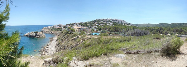 Cala Illa Mateua, a la izquierda, y detrás la Punta del Montgó. Más alla se encuentra la Cala Montgó, una playa con muchos servicios.