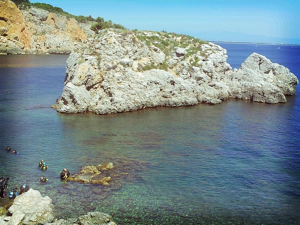 El atractivo más importante de Cala Illa Mateua es la roca que se encuentra justo enfrente y, sobre todo su fondo submarino