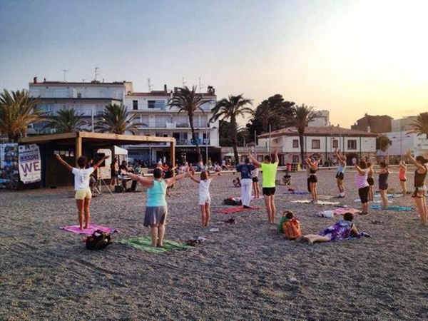 Gimnasia matinal en grupo sobre la arena de la Playa Port de Llançà, una de las múltiples actividades de turismo activo que se organizan en la localidad