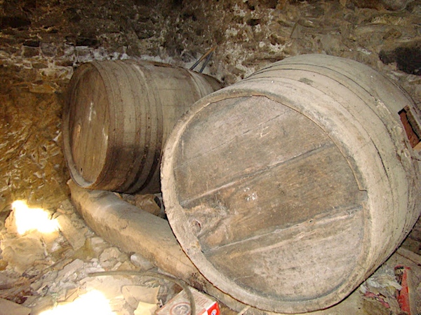 Estos toneles de vino en el interior de una de las casas son la viva muestra de aquí,en el pasado, se sacaba provecho de las viñas