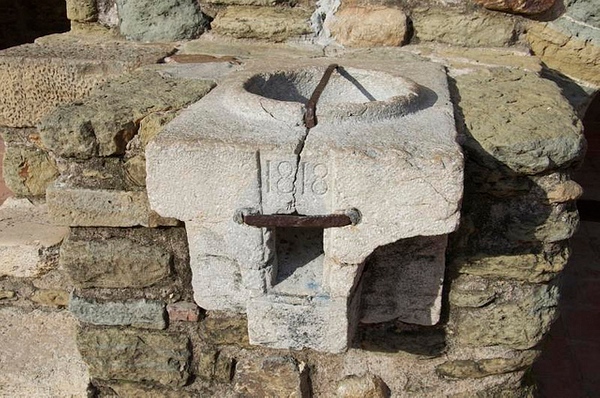 A un lado de la plaza se encuentra la "pedra mitgera", una reproducción de 1818 del patrón real de la medida del grano, establecido por el rey Jaime I el Conquistador para la localidad
