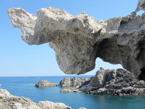 Cala Cullaró, en Cadaqués, es muy conocida por las rocas con formas de animales que la rodean, y que sirvieron de inspiración al pintor Salvador Dalí