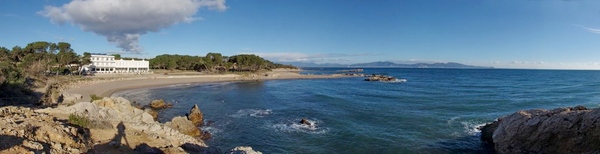 La playa que se encuentra al sur de Cala Pedrigolet es Cala Portitxol, una de las más bonitas de la Costa Brava, menos recóndita y más frecuentada