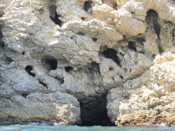 Entre las rocas que rodean a la Cala Pedrigolet es posible acceder a pequeñas cuevas marinas, perfectas para explorarlas con tubo y gafas de buceo