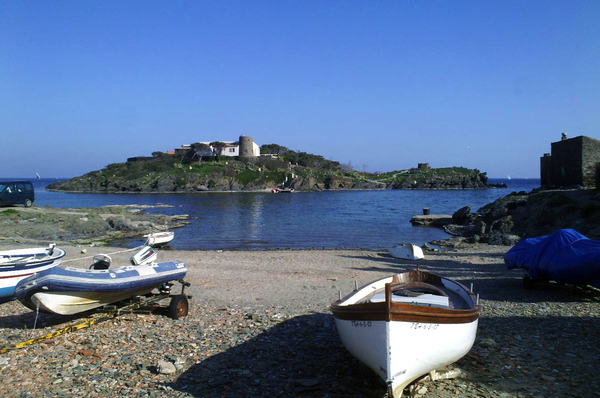 Playa S'Arenella se encuentra a menos de 100 metros frente a la isla del mismo nombre, en Cadaqués, Girona, Costa Brava