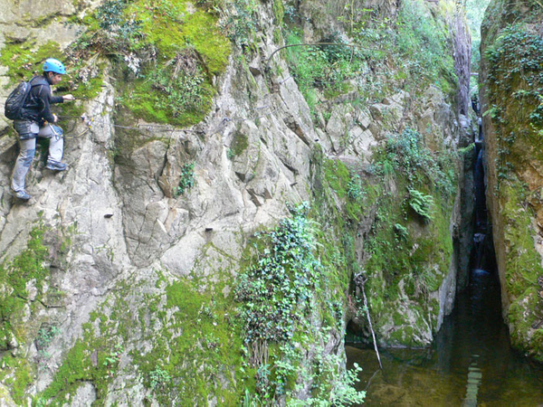 Via Ferrata Gorges de Salenys, en Romanyà de la Selva, Montañas Gavarras, Costa Brava