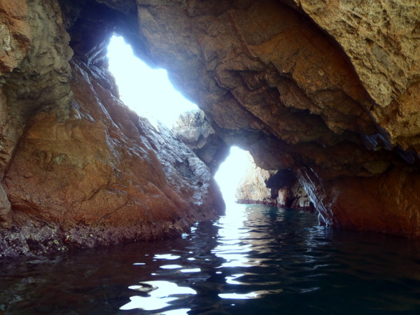 Imagen del interior de la Bañera de la Rusa, una especie de gruta marina, accesible con kayak, donde solía bañarse la esposa del coronel Woedvosky.