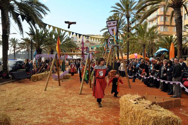 La Feria Medieval de Lloret de Mar, que transcurre en buena medida junto al Paseo Marítimo y frente al Ayuntamiento, nos permite recordar y disfrutar del pueblo recordando aquella época