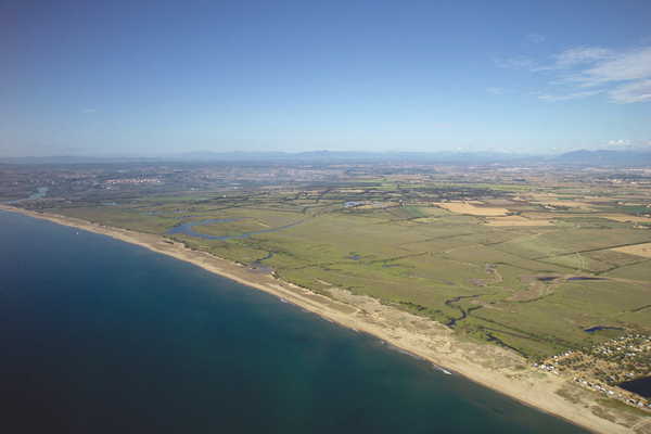 Playa Can Comes se encuentra junto a la Reserva Natural de los Aiguamolls del Ampurdán, y entre dos ríos ríos, en Castelló d'Empúries - Empuriabrava