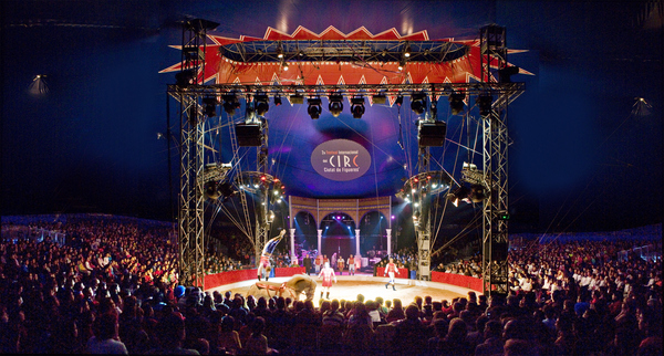 La puesta en escena y la iluminación en el interior de las carpas del Festival de Circo de Figueres es espectacular
