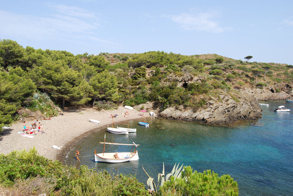 Playa Guillola se encuentra al norte del pueblo de Cadaqués, en una zona virgen del Cabo de Creus, en la Costa Brava