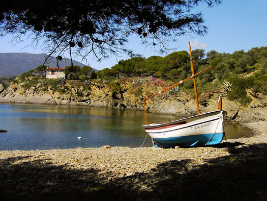 Cala Guillola, en Cadaqués, es una cala bastante protegida de los vientos que permite el anclaje, por ello es un rincón muy conocido entre los marineros del Cabo de Creus