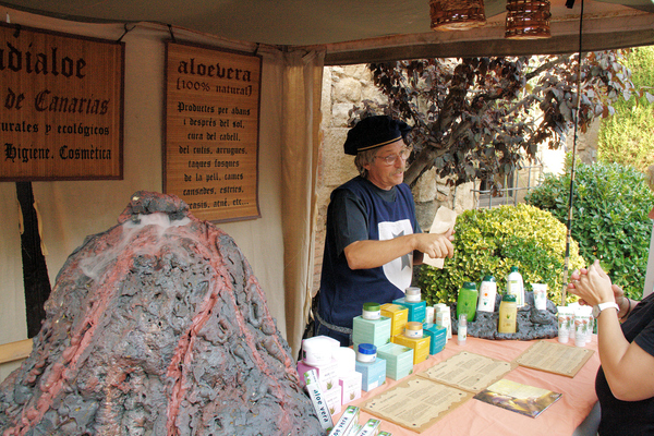 En la Feria de las Hierbas de Peratallada podemos encontrar productos naturales elaborados a partir de ellas: licores, jabones, ungüentos, etc.
