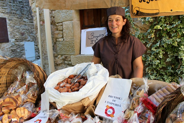 Una buena parte de los productos ofrecidos durante la Feria Medieval de Peratallada son tradicionales típicos de la zona. Aquí nos ofrecen los suaves, dulces y deliciosos buñuelos del Ampurdán.