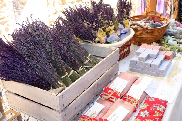 El mercado medieval de la Feria de Peratallada muestra además jabones naturales, perfumes, hierbas aromáticas e incluso otras medicinales... por lo menos durante la Edad Media.
