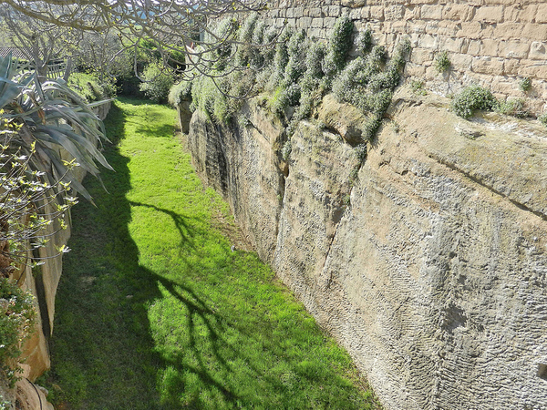 Tras los muros medievales de Peratallada se esconde un gran foso defensivo, clave para la que fue en su época una de las ciudades fortificadas más seguras de la comarca.