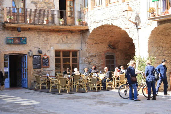 Voltes de Peratallada es una deliciosa y tranquila plaza porticada medieval situada en el núcleo histórico de este pueblo del Ampurdán, Girona, Costa Brava