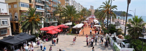 El Mercado de Indianos, con productos tradicionales, tiene lugar sobre el Paseo Marítimo de Lloret de Mar, justo frente al Ayuntamiento y la Playa de Lloret