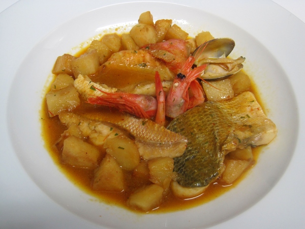 Delicioso "Suquet de Peix" preparado con patatitas, una receta tan antigua como la propia pesca en toda la costa catalana.