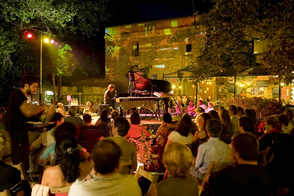 Concierto de piano jazz en el Festival de Mas Sorrer, Gualta, Costa Brava. Música jazz, bar, restaurante en un ambiente natural bajo la luz de las estrellas y rodeado de amigos, en pleno verano. Una velada inolvidable.