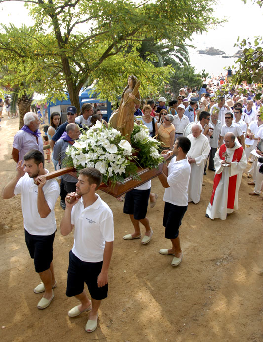 Una vez llegadas las embarcaciones a la Playa de Santa Cristina de Lloret de Mar la procesión continúa a pie durante unos centenares más de metros para depositar la imagen en el Santuario