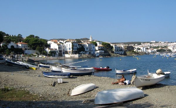 Llané Petit es una preciosa playa de pescadores y de bañista en Cadaqués, Cabo de Creus, que se encuentra a pocos centenares de metros del centro del pueblo y justo al lado de la Playa Llané Gran, un escenario de la vida de Dalí y de sus padres.