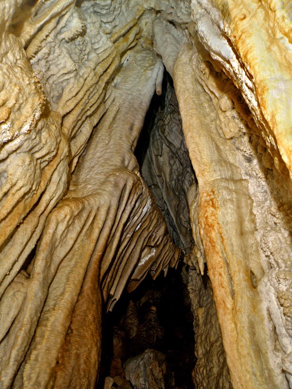 El interior de la Cueva del Ángel, a pesar de su estrecho espacio, muestra formaciones calcáreas de una belleza extraordinaria