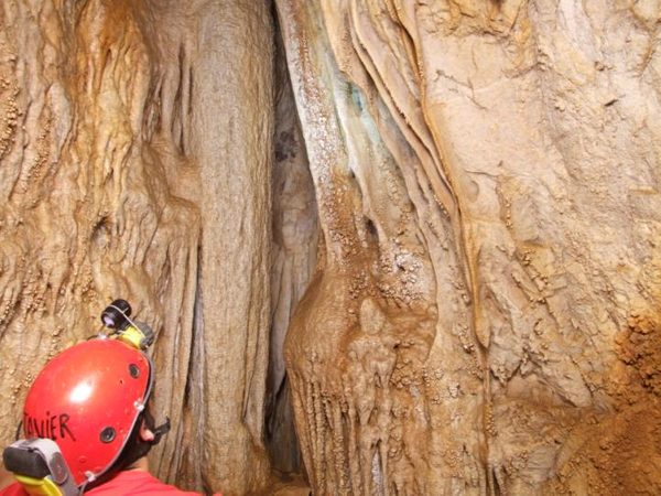 Un espeleólogo descubre asombrado las formaciones calcáreas del interior de la Cueva del Ángel, en Begur, Costa Brava